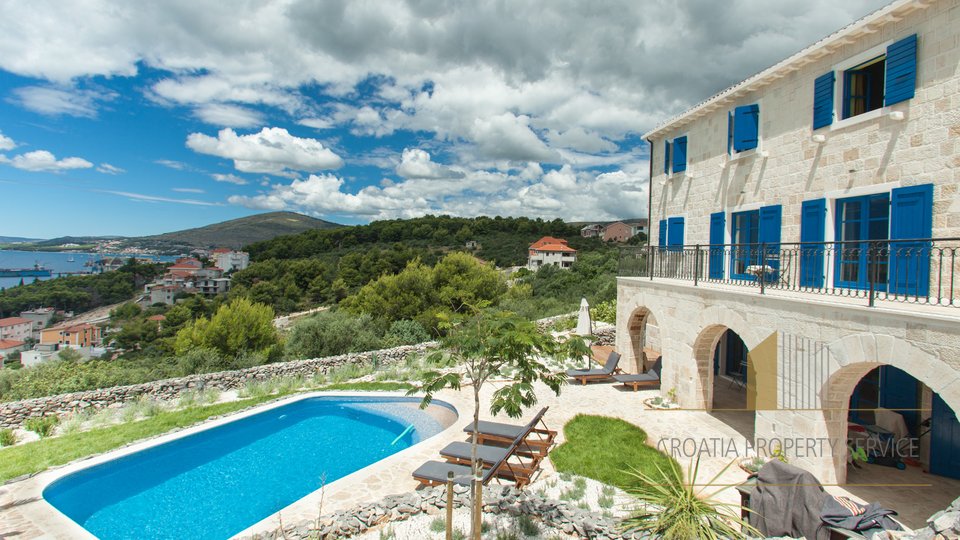 LUXURY VILLA WITH SWIMMING POOL AND INCREDIBLE VIEW