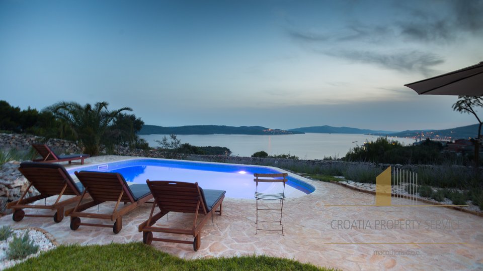 LUXURY VILLA WITH SWIMMING POOL AND INCREDIBLE VIEW
