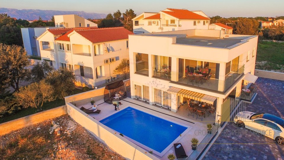 LUXURY VILLA WITH POOL, 20 METERS FROM THE SEA, IN ZATON
