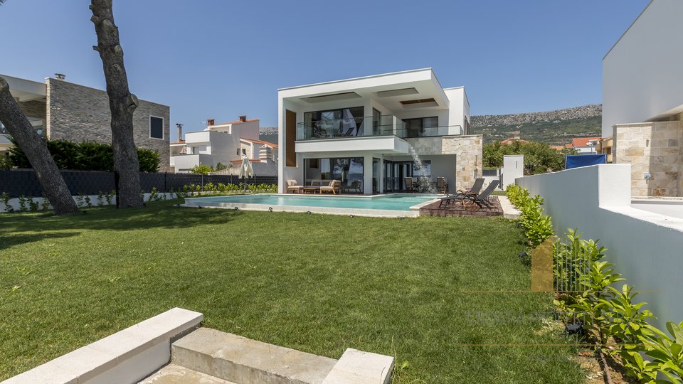 EXCLUSIVE MODERN VILLA IN FIRST ROW TO THE SEA!