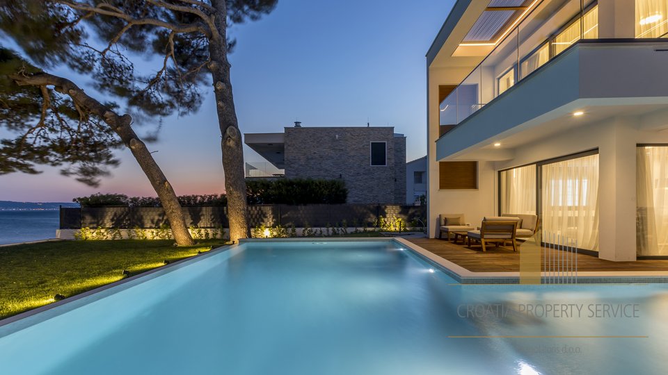 EXCLUSIVE MODERN VILLA IN FIRST ROW TO THE SEA!