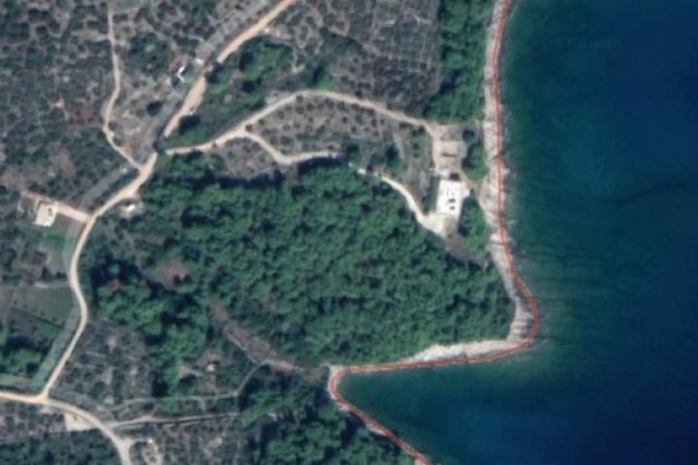 Jedinstvena vila na zemljištu od 11000 m2 uz samo more, na otoku Braču