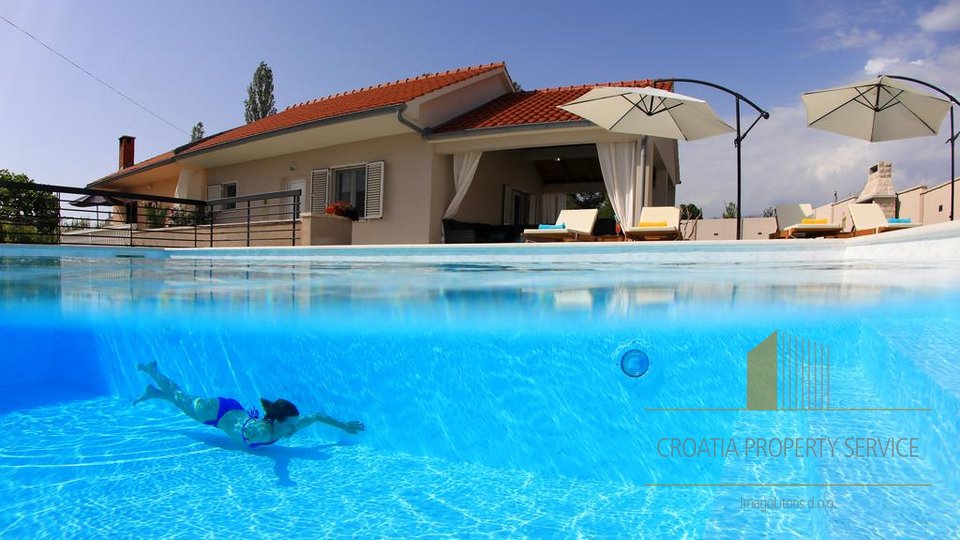 Holiday House with swimming pool just 50 m from sea.