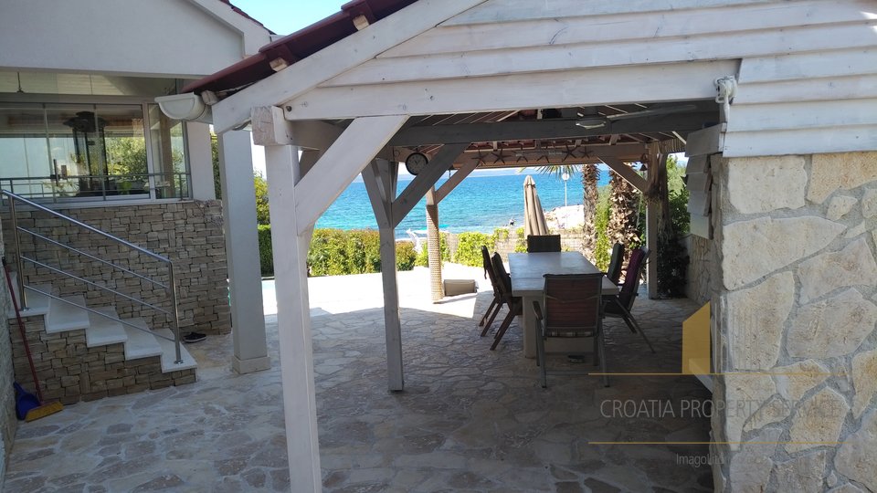 GORGEOUS STONE VILLA WITH SWIMMING POOL, 10 METERS FROM THE SEA