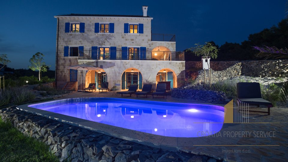 LUXURY VILLA WITH SWIMMING POOL AND INCREDIBLE VIEW