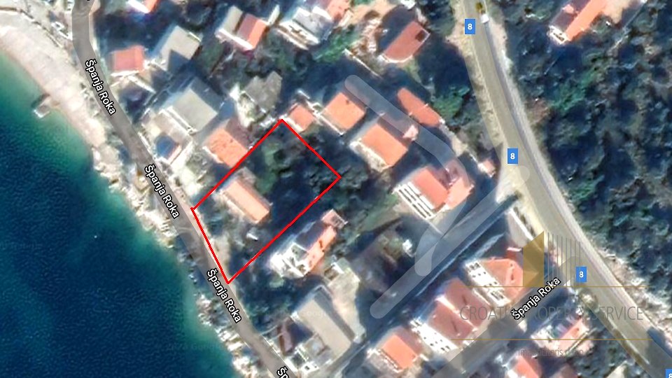 Beautiful land with an old house in the first row to the sea in an exclusive location in Brodarica