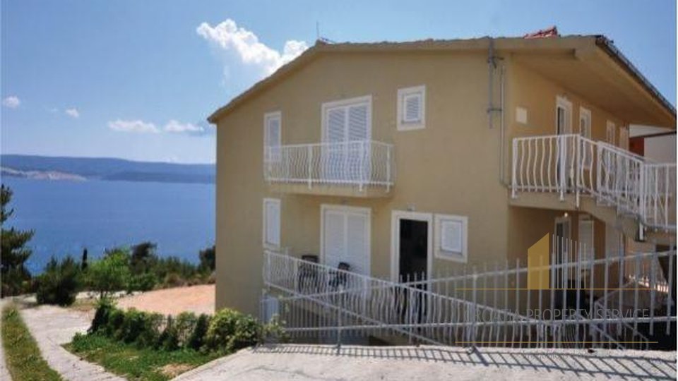 HOUSE WITH APARTMENTS ON OMIŠ RIVIERA