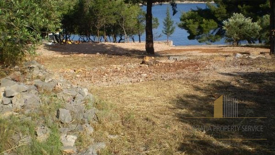 BUILDING LAND PLOT ON THE ISLAND OF HVAR, FIRST ROW BY THE SEA