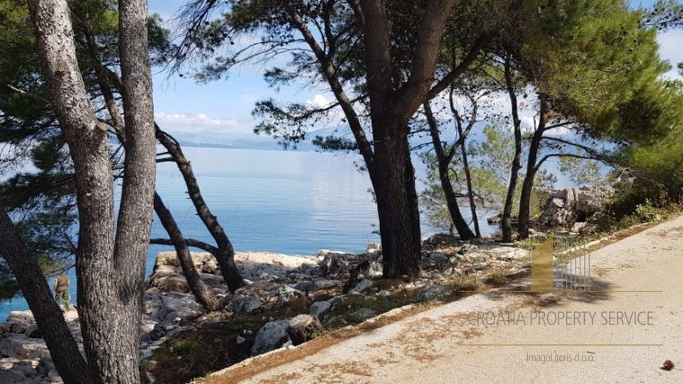 BUILDING LAND PLOT ON THE ISLAND OF HVAR, FIRST ROW BY THE SEA