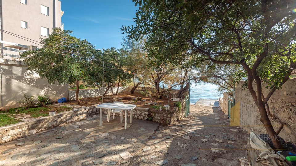 SEMI- DETACHED HOUSE IN THE FIRST ROW BY THE SEA, WITH PRIVATE BEACH AND MOORING OF 75 M2
