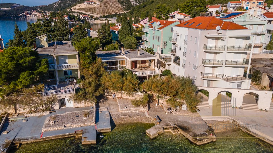 SEMI- DETACHED HOUSE IN THE FIRST ROW BY THE SEA, WITH PRIVATE BEACH AND MOORING OF 75 M2