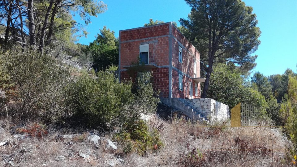 BUILDING LAND PLOT WITH UNFINISHED HOUSE IN MILNA, ON THE ISLAND OF BRAČ