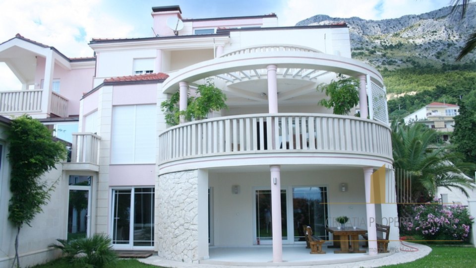 House, 742 m2, For Sale, Omiš
