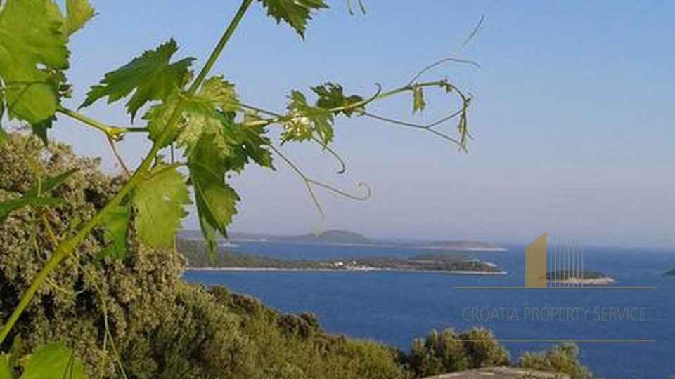 Ugodna vila u naselju Sevid između Trogira i Rogoznice, na rubu prekrasnih uvala i poluotoka!