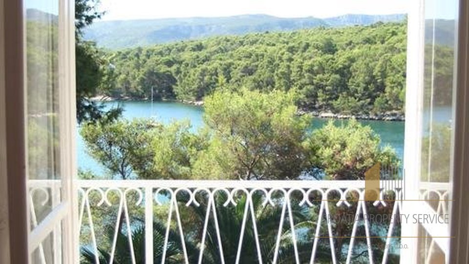 HOUSE WITH 5 APARTMENTS IN VRBOSKA, FIRST ROW BY THE SEA