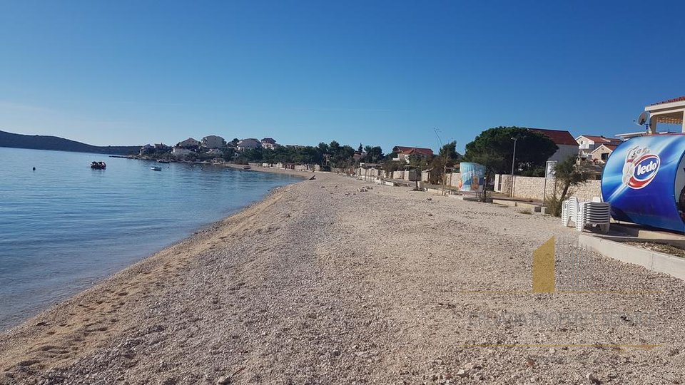Eine gemütliche Villa im Seidlung Sevid zwischen Trogir und Rogoznica, am ende von traumhaften Buchten und Halbinseln, Kroatien