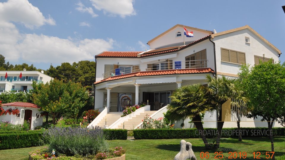 BEAUTIFUL VILLA IN THE FIRST ROW FROM THE SEA, WITH A WONDERFUL GARDEN AND HEATED OUTDOOR POOL