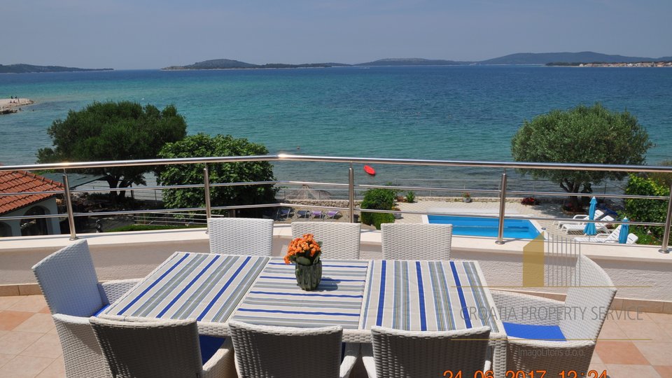 BEAUTIFUL VILLA IN THE FIRST ROW FROM THE SEA, WITH A WONDERFUL GARDEN AND HEATED OUTDOOR POOL