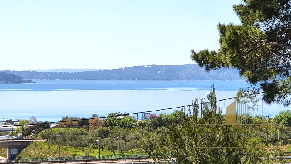 Građevinsko zemljiste s predivnim pogledom na more, 10 min od Splita