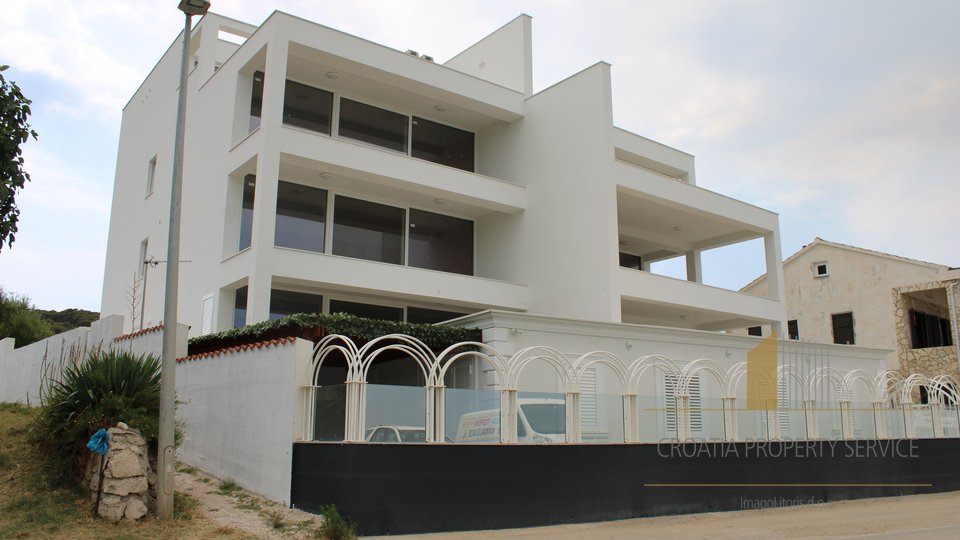 APARTMENTS IN A NEWLY BUILT BUILDING, FIRST ROW TO THE SEA