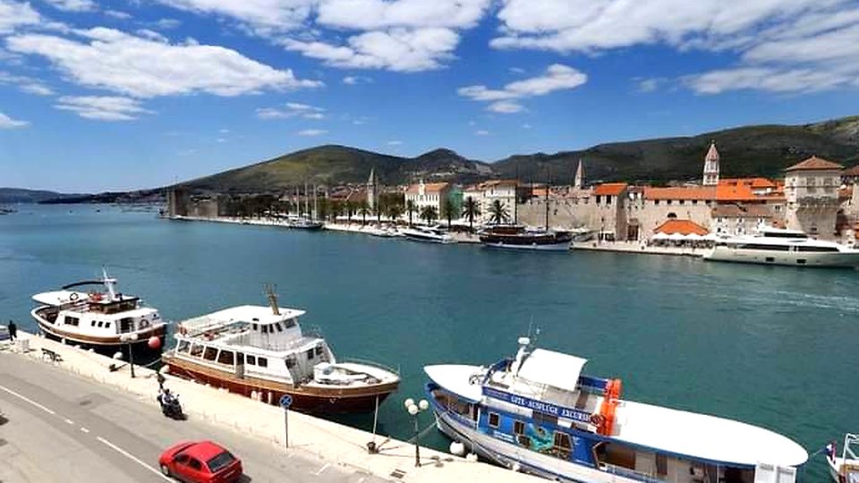 Heritage hotel with 4* first row by the sea in the heart of Trogir!