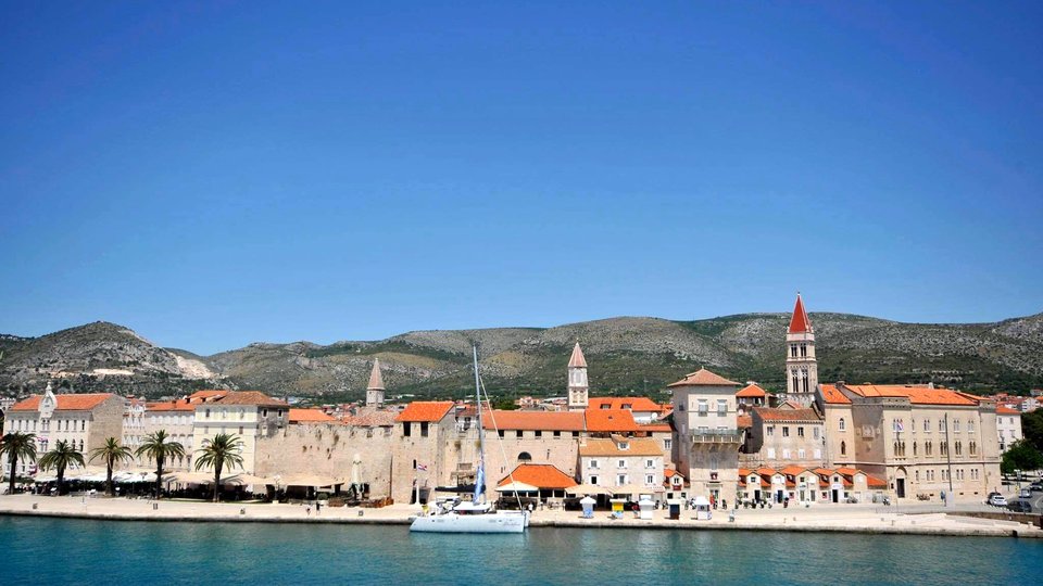 Heritage hotel with 4* first row by the sea in the heart of Trogir!