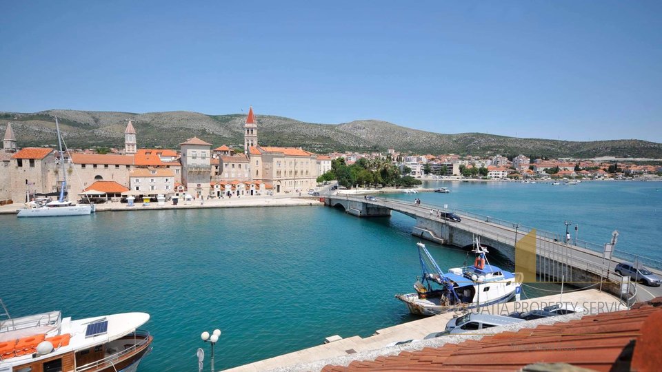 Fantastisches Hotel am Wasser mit mittelalterlichem Trogir und Meerblick