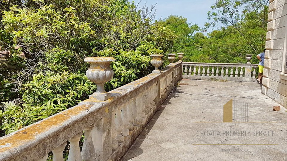 Old luxury palace on Šipan island for sale, just 80 meters from the beach
