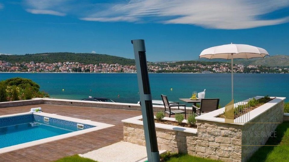 Moderne Villa am Meer in Ciovo mit geschlossenem Pool