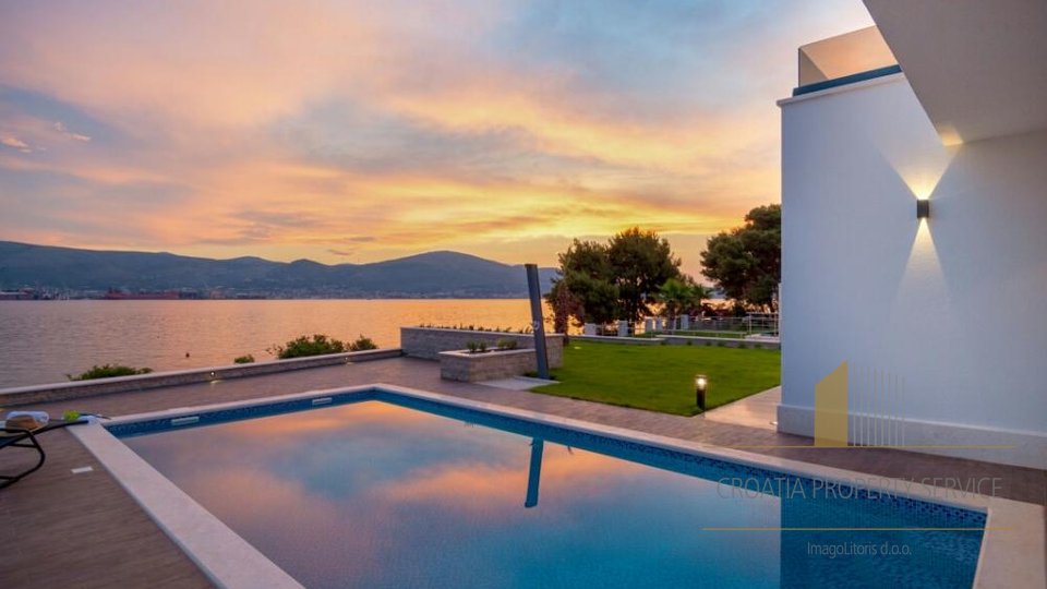 Moderne Villa am Meer in Ciovo mit geschlossenem Pool
