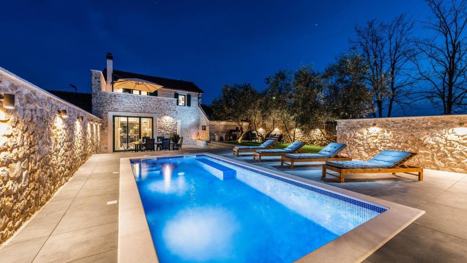 Beautiful stone villa with pool near Zadar! 680 000 €