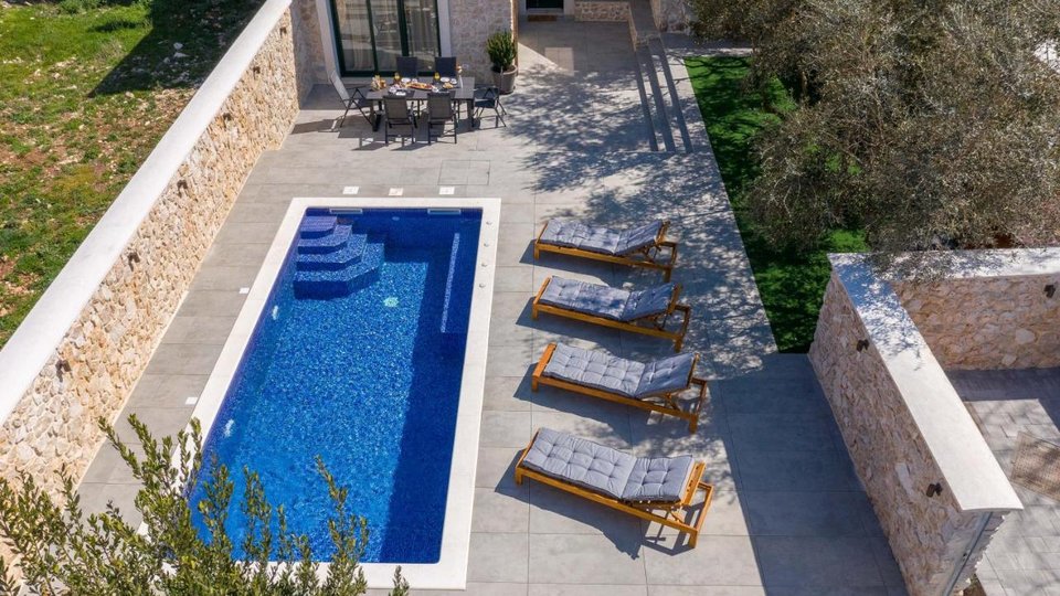 Schöne Steinvilla mit Pool in der Nähe von Zadar!  680.000 €