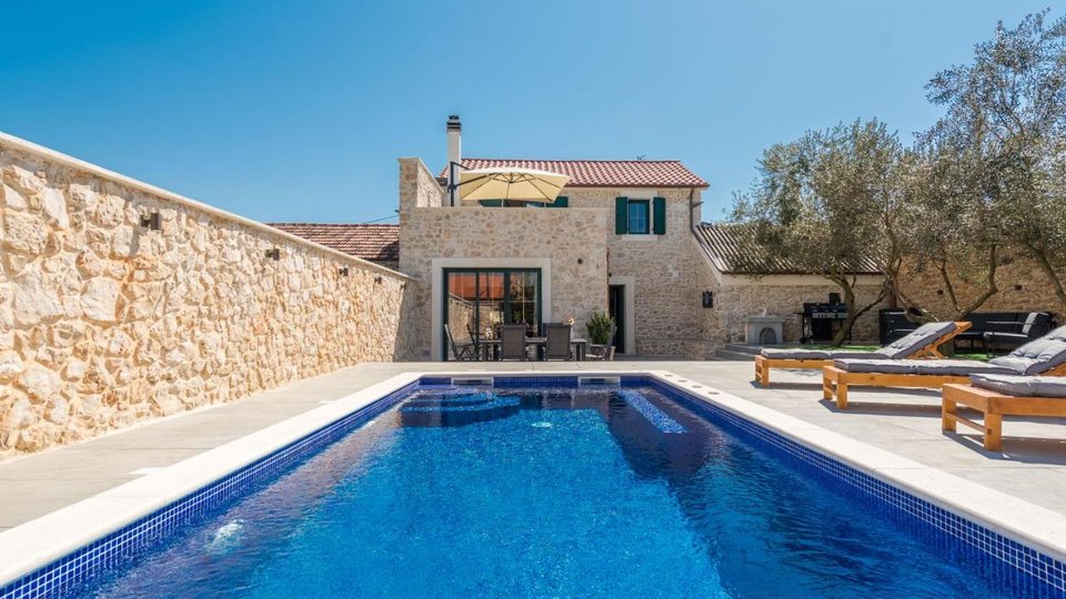 Predivna kamena villa sa bazenom u okolici Zadra! 680 000€