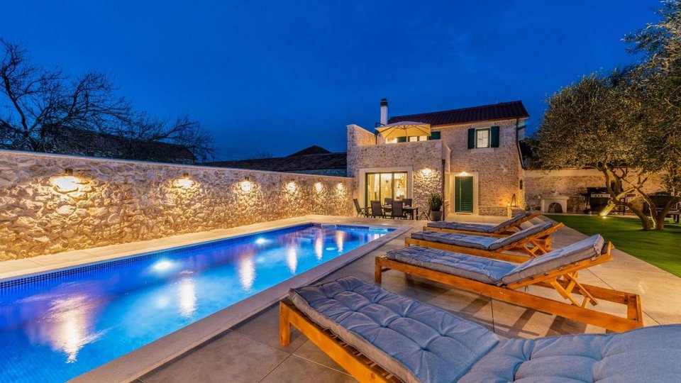 Predivna kamena villa sa bazenom u okolici Zadra! 680 000€