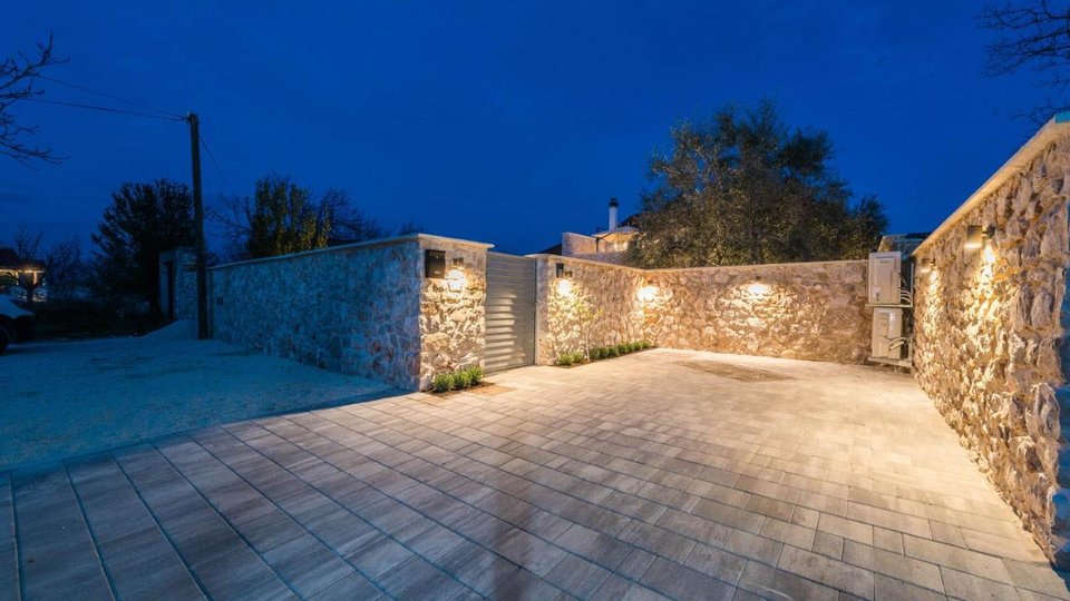 Predivna kamena villa sa bazenom u okolici Zadra! 680 000€