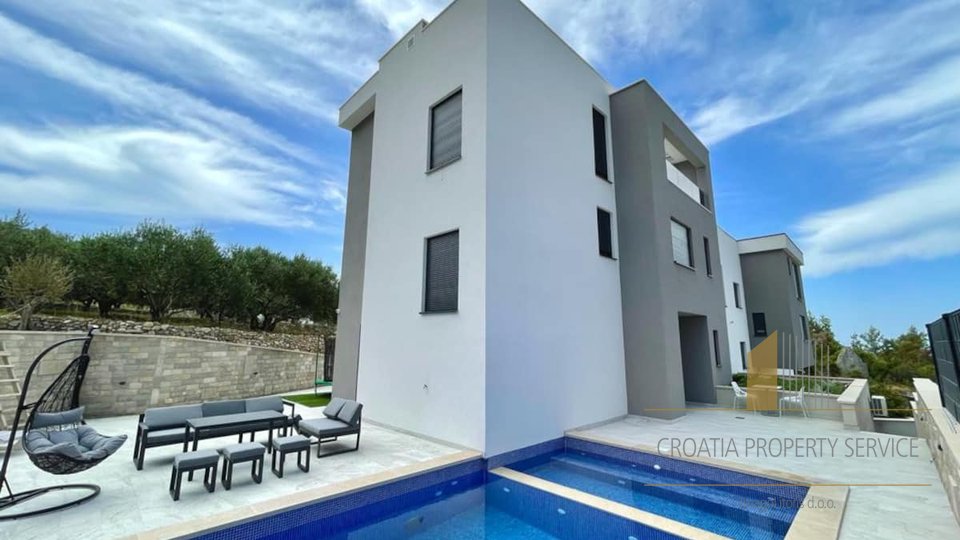 VILLA WITH BEAUTIFUL PANORAMIC SEA VIEWS AND SPLIT CITY VIEW, SITUATED ON HILL PERUN!