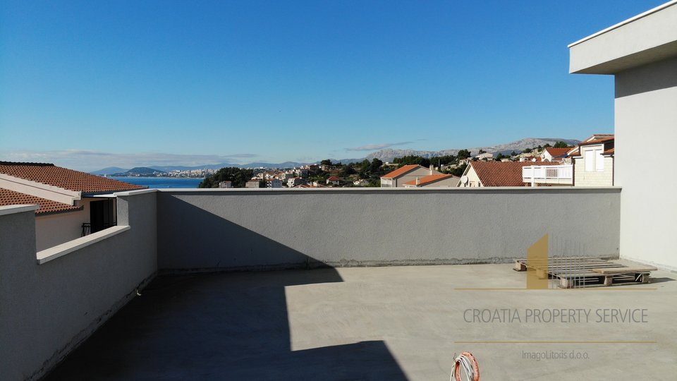 Novogradnja u Podstrani - penthouse s pogledom na more i  Split! 107m2 brutto!
