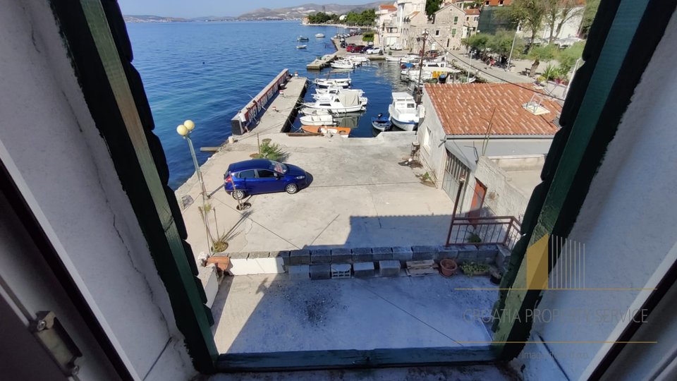 Wonderful palazzo-type building by the sea for renovation, Kastela
