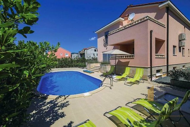 House with pool in Kastel Luksic;