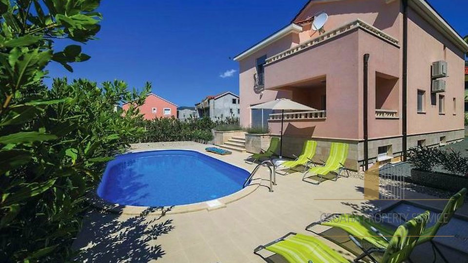 House with pool in Kastel Luksic; € 490,000!
