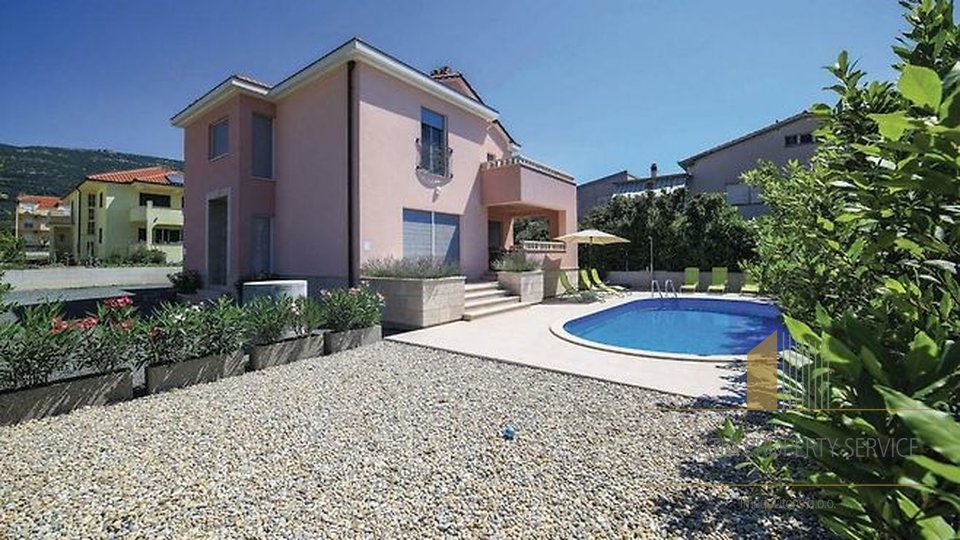 Kuća s bazenom u Kaštel Lukšiću; 490 000€!