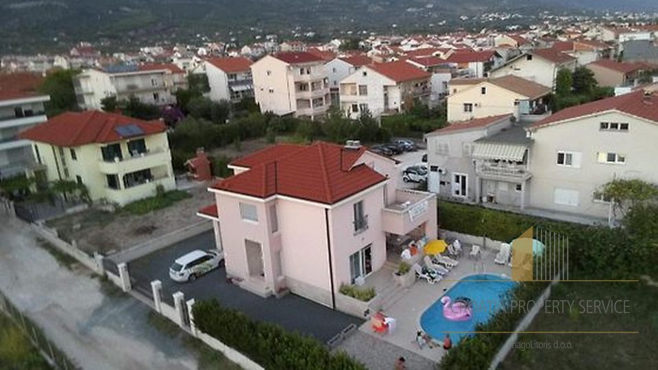 Kuća s bazenom u Kaštel Lukšiću, fantastična lokacija