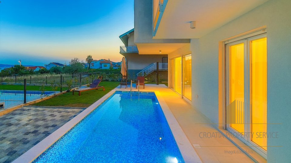 Novogradnja – luksuzna kuća s bazenom, Kaštela!