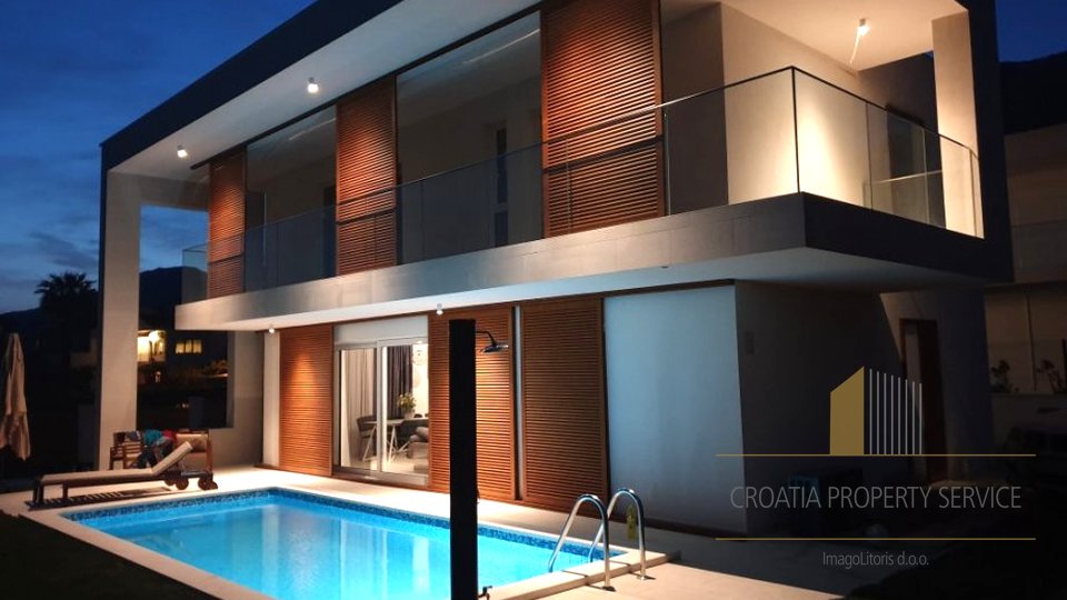 Novogradnja – luksuzna kuća s bazenom, Kaštela!