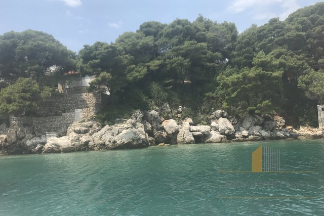 CONSTRUCTION LAND SURFACE 1 213 SQM IN EXCELLENT LOCATION, FIRST ROW TO THE CHRISTAL SEA, ISLAND OF KOLOČEP!