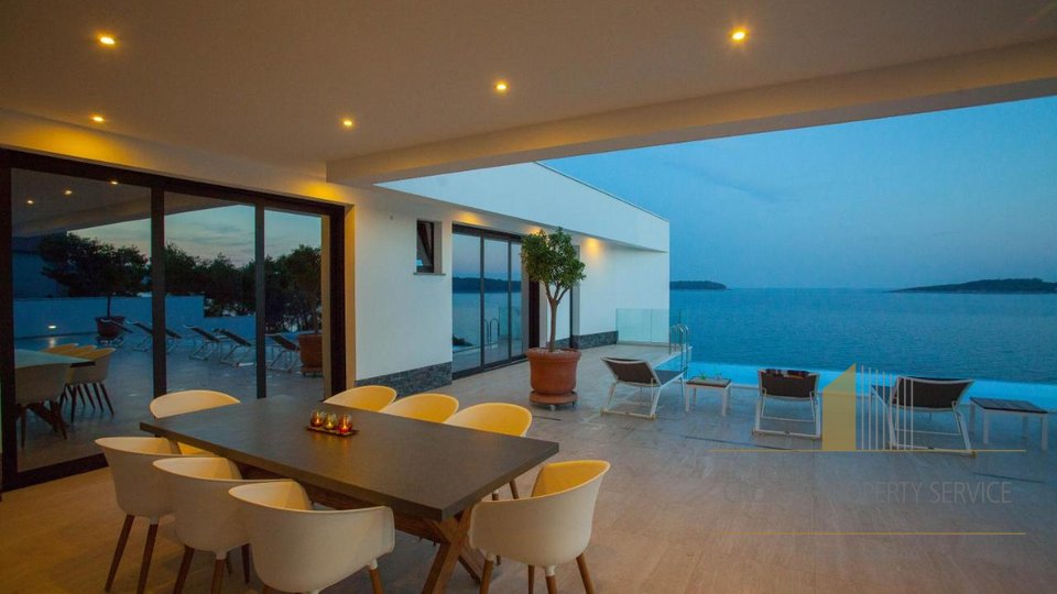 Luxusvilla in einzigartiger Lage in erster Reihe zum Meer! Fantastische Aussicht! Die Insel Korcula!