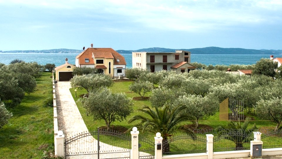 Villa mit 5 Wohnungen in der Nähe von Zadar, wunderschöner Meerblick, zweite Reihe zum traumhaften Strand!