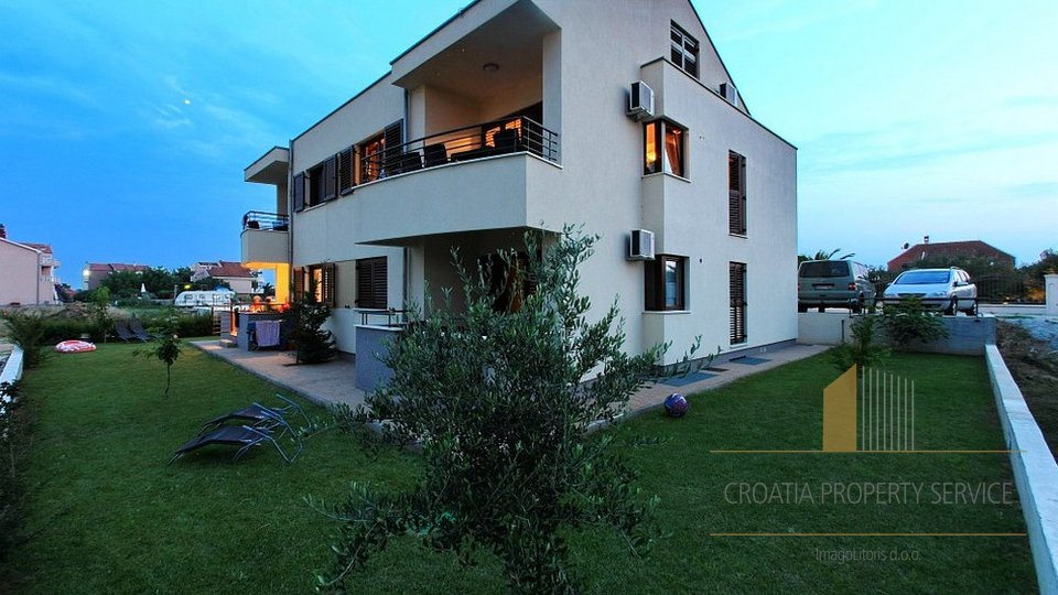 Villa mit 5 Wohnungen in der Nähe von Zadar, wunderschöner Meerblick, zweite Reihe zum traumhaften Strand!