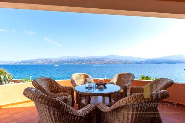 Attraktive mediterrane Villa in erster Reihe zum Meer auf der Insel Brac!