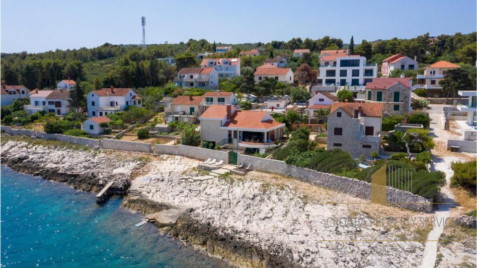 Attractive Mediterranean villa first row to the sea on the island of Brac!